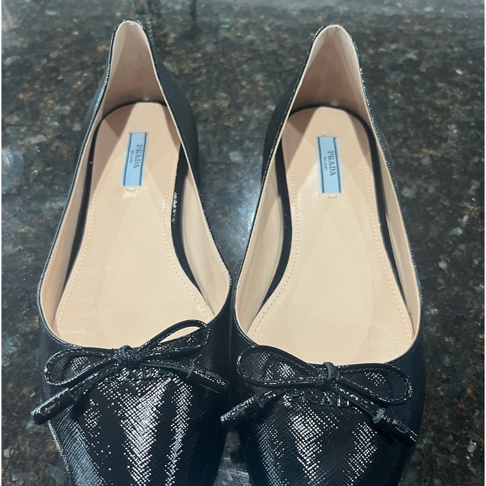 Beautiful Prada calzature donna flats. Size 39 
Bought but never wore.